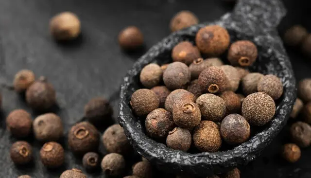 Pimienta gorda entera de primera calidad, ideal para moles, adobos, caldos y platillos tradicionales mexicanos. Especias naturales en Estrella del Sur Puebla.